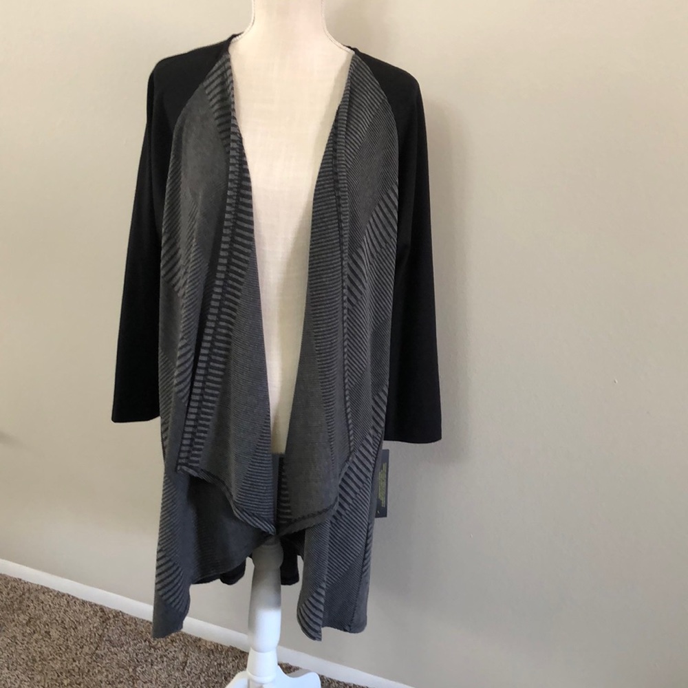 IC Collections open front, flared coverlet with grey diagonal print blk sleeves